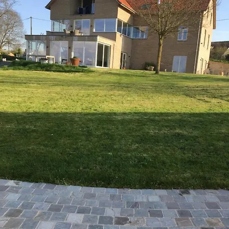 Au Bord De La Foret